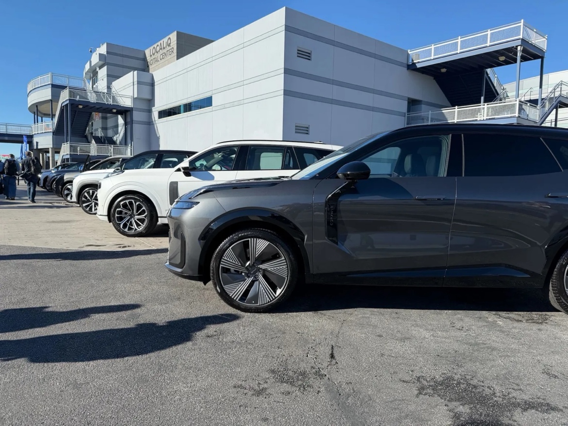 A group of cars parked in a parking lot
AI-generated content may be incorrect.