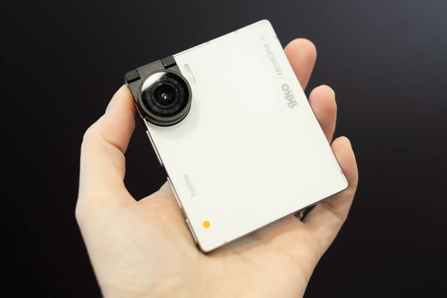 A hand holding a camera
AI-generated content may be incorrect.